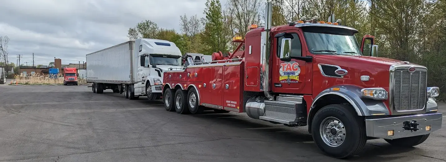 tow truck providing roadside assistance in Livingston County MI